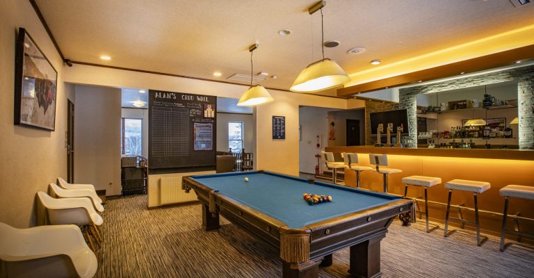 Ramat Lodge - Pool Table and Bar